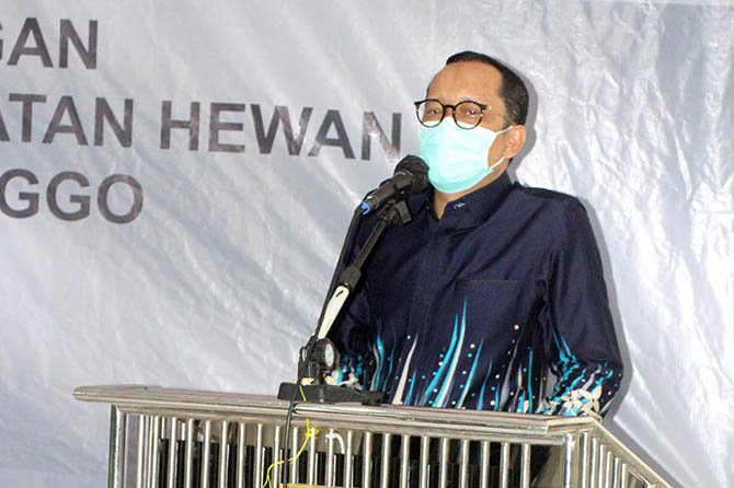 PAPARAN: Drs H Hasan Aminuddin MSi menyampaikan sosialisasi 4 Pilar MPR-RI di klinik hewan UPT Puskeswan, DPKH Kabupaten Probolinggo, kemarin.