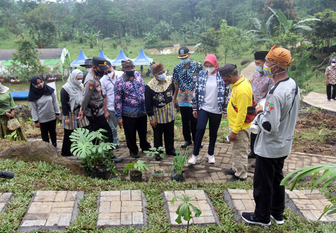 PERMACULTURE: Bupati Probolinggo P. Tantriana Sari berkeliling di lokasi permaculture, di  Desa Ngepung, Kecamatan Sukapura, Kamis (8/4) pagi. (Foto Jamaludin/Jawa Pos Radar Bromo)
