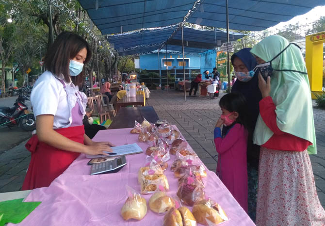 SEPI: Beberapa lapak bazar di timur Alun-alun Kraksaan menawarkan takjil yang nampak sepi. (Foto: Achmad Arianto/Jawa Pos Radar Bromo)