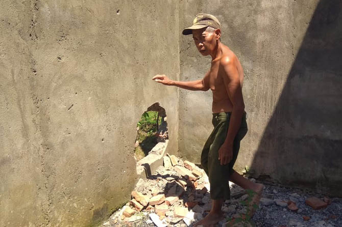 JEJAK PENCURI: Tukang bangunan menunjukkan tembok yang dijebol pelaku di rumah milik Beny Setiawan, (16/4). (Foto: Rizky Putra Dinasti/Jawa Pos Radar Bromo)