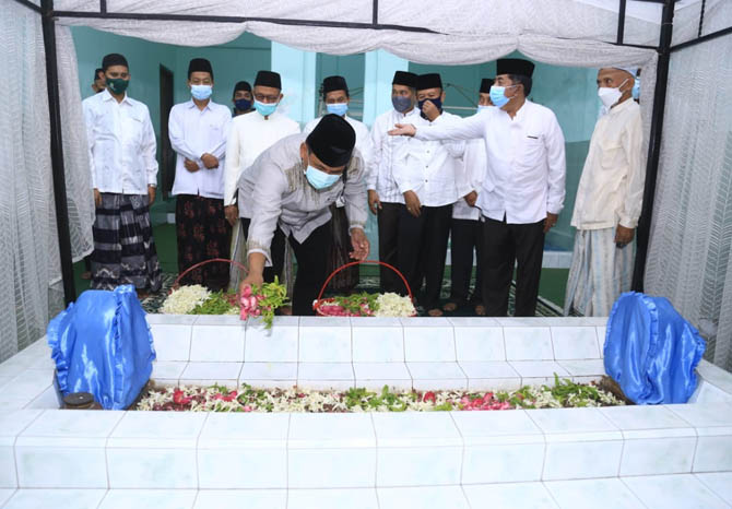 MOMEN TAHUNAN: Tutug Edi Utomo, kepala inspektorat Kabupaten Probolinggo, menabur bunga di makam Bupati Joyo Lelono, Minggu (18/4) sore. Selain para pejabat, ada pula tokoh masyarakat. (Foto: Humas Pemkab for Jawa Pos Radar Bromo)