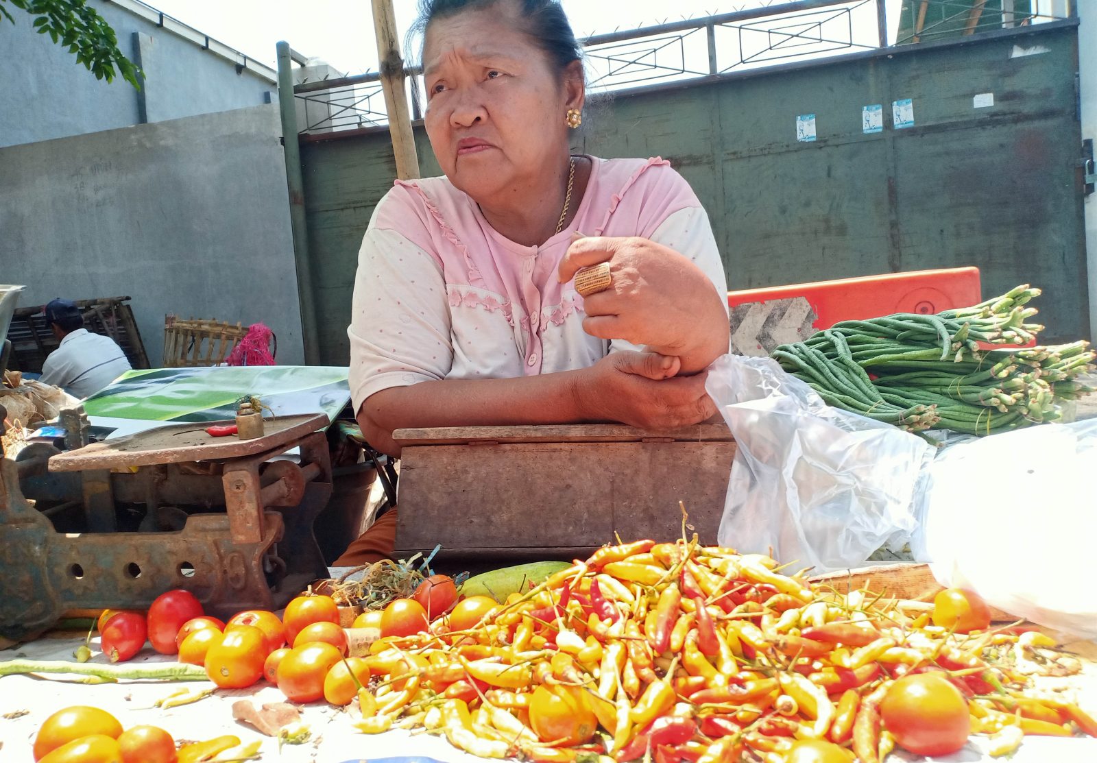 TURUN: Pedagang cabai di pasar baru Probolinggo, menjajakan dagangannya. (Foto: Ridhowati Saputri/Jawa Pos Radar Bromo)