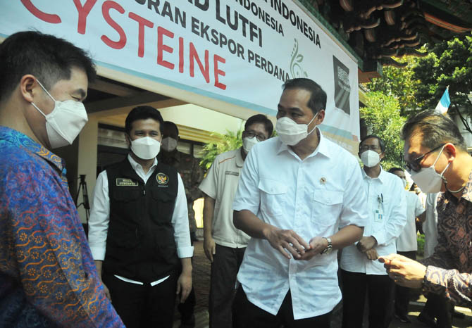 INOVASI TEKNOLOGI: Menteri Perdagangan Muhammad Lutfi (tengah) menghadiri persiapan ekspor produk bioteknologi ke Amerika Serikat di PT CJI Pasuruan, Selasa (20/4) pagi. (Foto: Erri Kartika/Jawa Pos Radar Bromo)