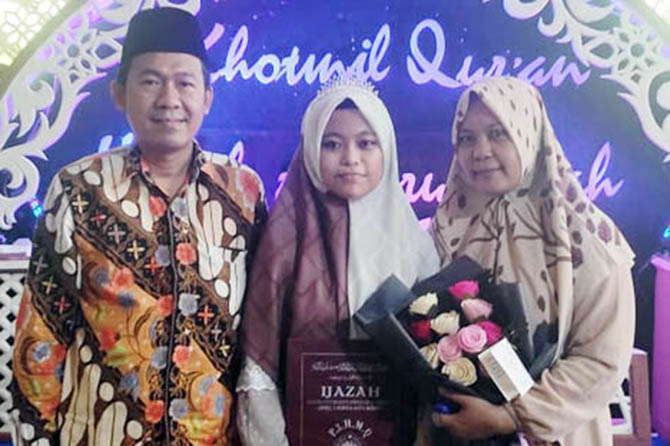 WISUDA: Najwa Fauziah bersama ayah dan ibunya saat wisuda tahfiz 30 juz di Ponpes Putri Hidayatul Mubtadiat Al Qur