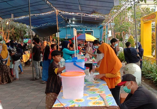 SORE HARI: Suasana di bazar takjil sekitar alun-alun Kraksaan, menjelang waktu berbuka puasa. (Foto: Agus Faiz Musleh/Jawa Pos Radar Bromo)