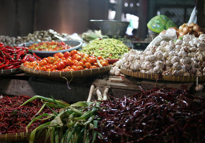 TAK LAGI MAHAL: Cabai rawit yang dijual pedagang di Pasar Baru Probolinggo. (Foto: Zainal Arifin/Jawa Pos Radar Bromo)