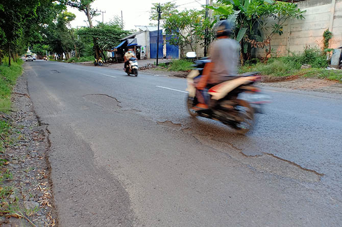 MAKAN KORBAN: Kondisi Jalan Brantas Kota Probolinggo yang alami kerusakan hingga merenggut korban jiwa, beberapa waktu lalu. (Ridhowati Saputri/Radar Bromo)