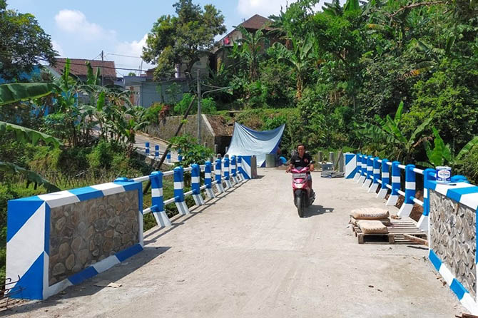 PERBAIKAN RAMPUNG: Kondisi jembatan di Dusun Guwo, Desa Sekarjoho, Kecamatan Prigen yang kembali tersambung. (Rizal Syatori/Radar Bromo)