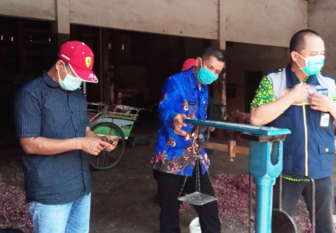 CEK: Petugas di pasar bawang Dringu mengecek timbangan salah satu gudang beberapa waktu lalu. (Foto: Agus Faiz Musleh/Jawa Pos Radar Bromo)