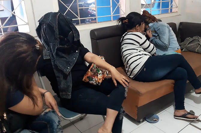 DITES KESEHATAN: Para PSK yang diciduk dari kawasan EMI dan Tigasan Wetan, beberapa waktu lalu saat diamankan di Mako Satpol PP. Salah satunya diketahui terkena HIV. (Arif Mashudi/Radar Bromo)