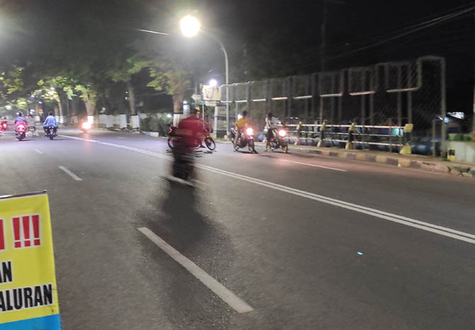 DINI HARI: Aksi balap liar yang digeber di Jalan Panglima Sudirman, saat menjelang sahur. Walau sudah ada pita kejut, para pebalap liar tetap masih ditemukan dan meresahkan warga. (Foto: Fandi Armanto/Jawa Pos Radar Bromo)