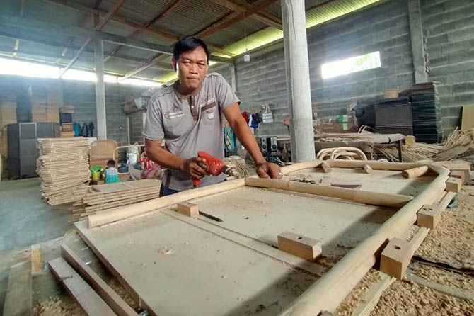TEMBUS PASAR EROPA: Muhammad Sholeh tengah membuat produksi rotan buatannya yang menembus eropa. (Iwan Andrik/Radar Bromo)