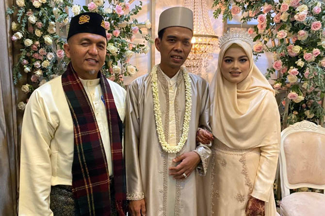 RESMI: Ustad Abdul Somad bersama istrinya Fatimah Azzahra Salim Barabut.