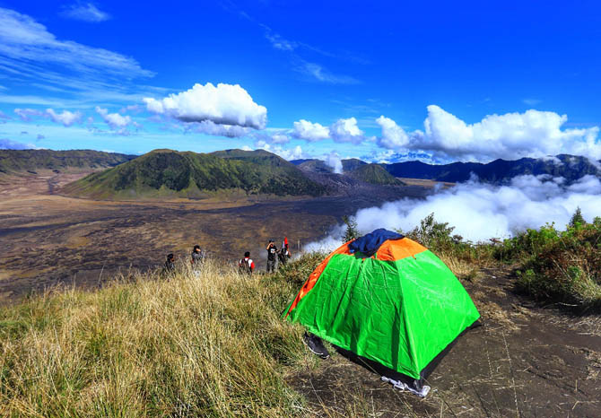 PAGI HARI: View di P-30 saat pagi hari. Tempat wisata di Wonokerso, Kecamatan Sumber ini, akan dibangun gardu pandang. (Foto: Zainal Arifin/Jawa Pos Radar Bromo)