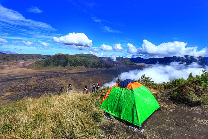 LUKISAN ALAM: Pengunjung P30 mendirikan tenda di puncak. Pada pagi hari gugusan pegunungan tampak jelas.