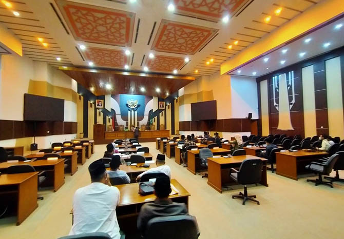 DIBAHAS: Suasana rapat parpurna di kantor DPRD Kabupaten Pasuruan di Raci, Bangil, Kamis (22/4) siang. (Foto : Iwan Andrik/Jawa Pos Radar Bromo)