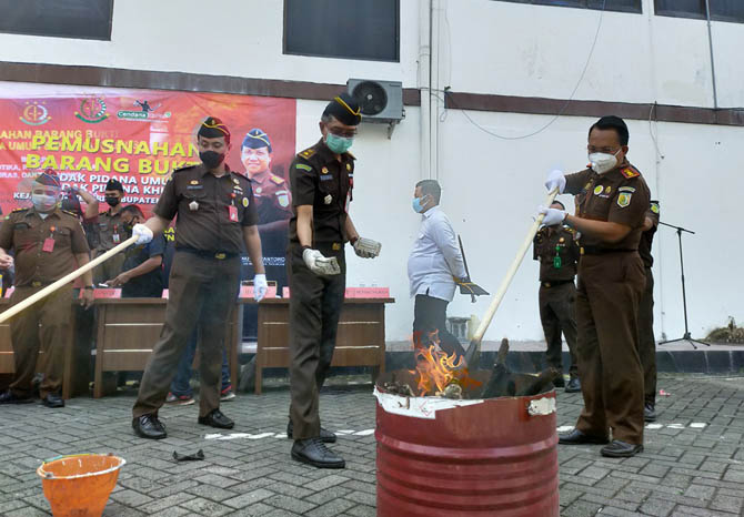 BARANG BUKTI: Pemusnahan ganja, sabu-sabu dan pil yang digelar di kantor Kejaksaan Negeri Kabupaten Pasuruan. (Foto: Iwan Andrik/Jawa Pos Radar Bromo)