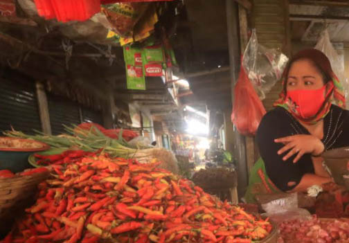 SUDAH TURUN: Pedagang bumbu di pasar besar pasuruan menjajakan dagangannya. Belakangan harga cabai rawit yang dijual pedagang kini sudah Rp 60 ribu perkilogram. (Foto: M Zubaidillah/Jawa Pos Radar Bromo)