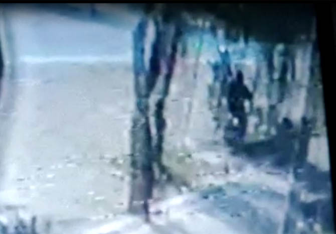 TEREKAM: Aksi pelaku curanmor saat mengambil motor milik Iis Sumartiningsih, Selasa (27/4) pagi. (Foto: Repro)