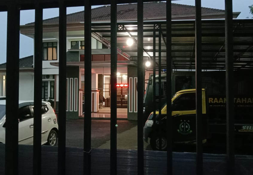 LENGANG: Suasana kantor Kejari Kabupaten Probolinggo yang nampak sepi, Rabu (7/4) sore. (Foto: Agus Faiz Musleh/Jawa Pos Radar Bromo)