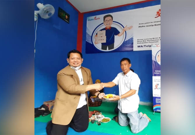 TUMPENGAN: Komisaris Multi Kurir H.M. Ardans Dachlan, ST dan Owner Jasa Ekspedisi Multi Kurir Kabupaten Pasuruan, Sugianto saat meresmikan kantor Jasa Ekspedisi Multi Kurir di Luwung, Beji. (Foto: Istimewa)
