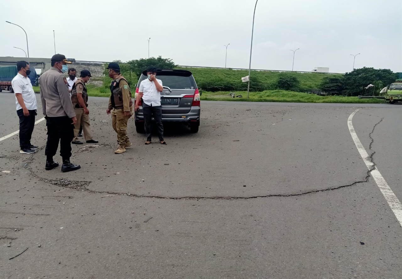 CEK: Muspika Gempol cek aspal retak di bundaran Legok, Kecamatan Gempol. (Foto: Rizal F Syatori/Jawa Pos Radar Bromo)