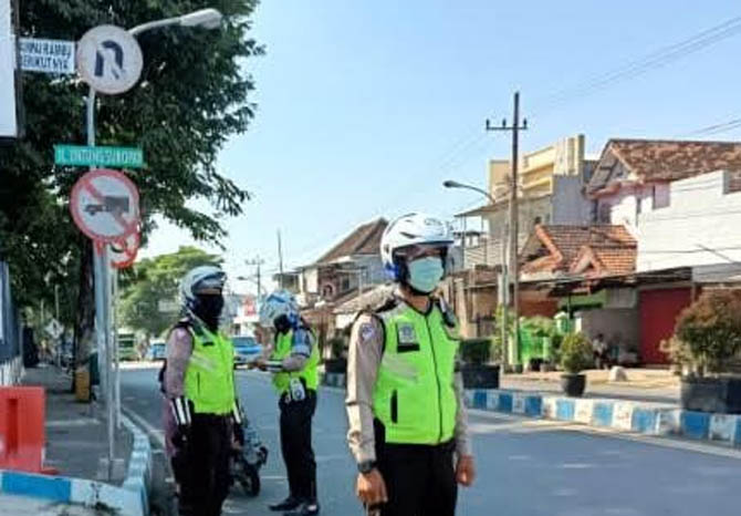 TINDAK PELANGGAR: Persone Satlantas Polres Pasuruan Kota saat operasi Semeru. (Foto: Satlantas Polres Pasuruan Kota for Jawa Pos Radar Bromo)