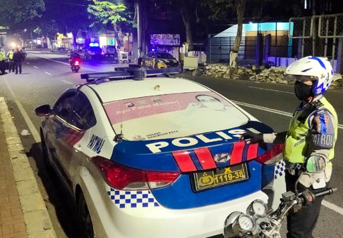 SISIRI KOTA: Personel kepolisian patroli di Jalan Panglima Sudirman Kota Pasuruan. Selama Ramadan, giat patroli lebih digencarkan untuk meminimalisir kejahatan. (Foto: Istimewa)