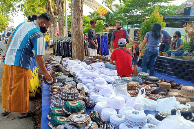 BERKAH BULAN SUCI: Penjual peci di jalan Cokroaminoto. Penjualan mereka biasanya semakin banyak menjelang hari raya. (Foto: Ridhowati Saputri/Jawa Pos Radar Bromo)