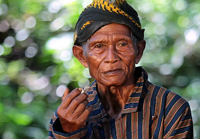 Foto Portrait merupakan foto seni visual melalui karya foto yang memfokuskan ekspresi wajah dan sorot mata yang tajam sebagai Point of Interest sebagai fokus utamanya.