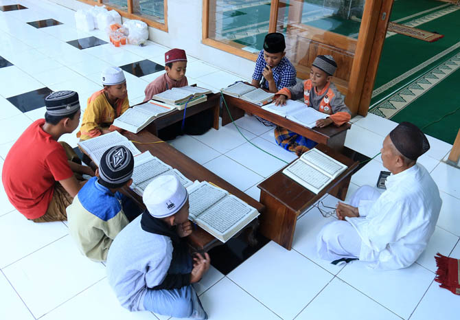 MEMULIAKAN MASJID: Sejumlah anak khusyuk tadarus Alquran di masjid Baitur Rokhim di Kelurahan Bakalan, Bugul Kidul, Senin (20/4) sore. (Foto: Mokhamad Zubaidillah/Jawa Pos Radar Bromo)