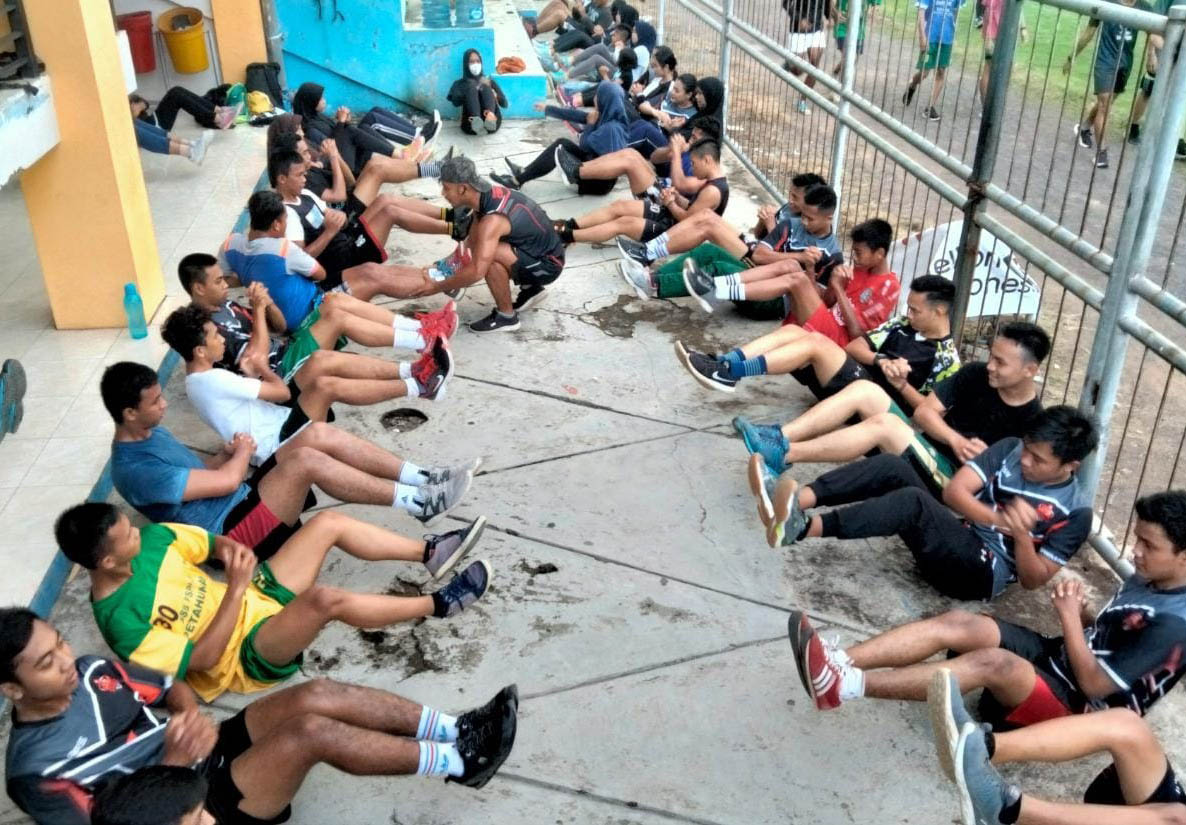 KURAS ENERGI: Anak-anak yang bersemangat mengikuti olahraga Sparko di Stadion Untung Suropati. (Foto: M Busthomi/Jawa Pos Radar Bromo)