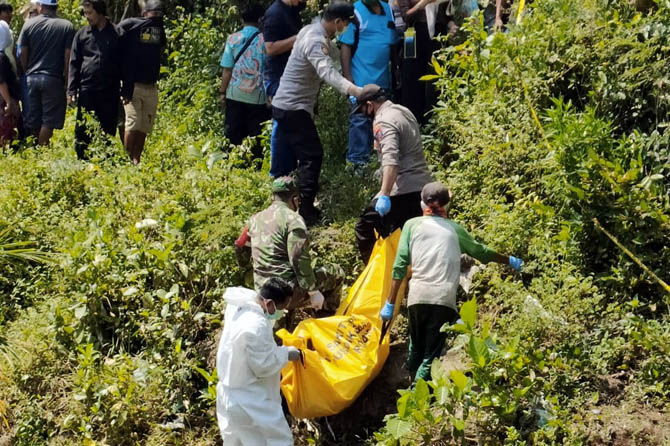 Petugas saat mengevakuasi jenazah mayat kakek tanpa identitas yang ditemukan di kali Desa Sukorame, Sukorejo. (Rizal Syatori/ Radar Bromo)