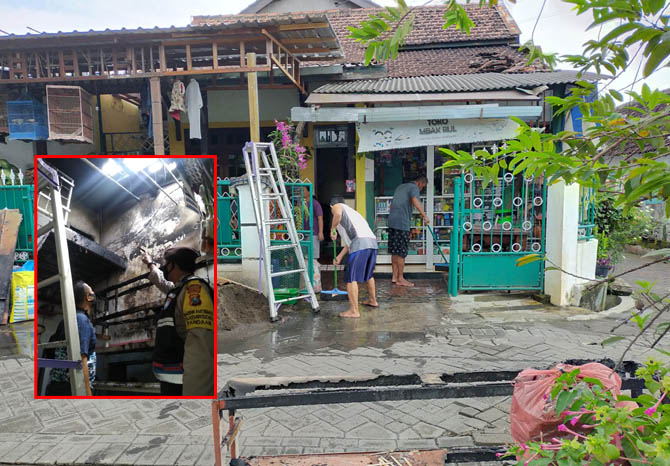 SUDAH PADAM: Lokasi toko kelontong bagian dalam yang terbakar milik Rondi, di Dusun Keceling, Desa Kemirisewu, Kecamatan Pandaan. Inset: Petugas polsek pandaan memeriksa toko kelontong yang terbakar di bagian dalam. (Foto: Rizal F Syatori/Jawa Pos Radar B