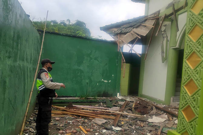 RUSAK: Masjid Baitur Rahman di Tutur, Kabupaten Pasuruan rusak karena gempa, Sabtu (10/4). (Istimewa)