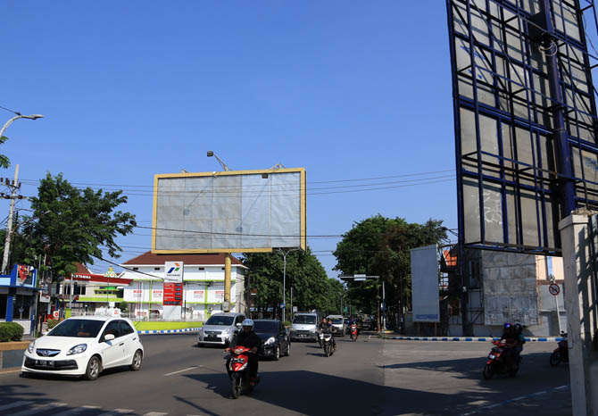 SUMBANG PAJAK: Salah satu reklame di jalan protokol Kota Pasuruan. Reklame jadi salah satu penyumbang pajak di Kota Pasuruan. (Mokhamad Zubaidillah/Radar Bromo)
