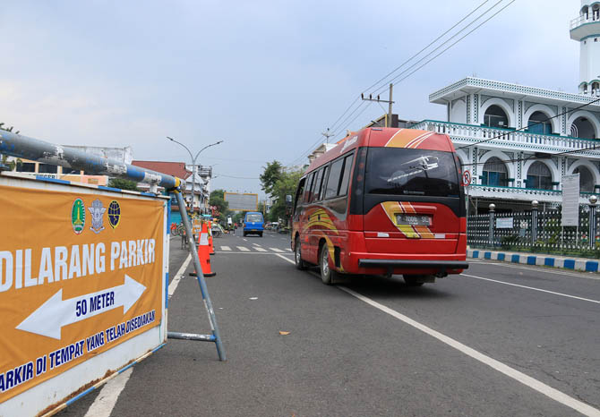 DILARANG PARKIR: Papan imbauan yang terpasang soal larangan parkir di depan masjid Jamik Al Anwar. (Foto: Mokhamad Zubaidillah/Jawa Pos Radar Bromo)