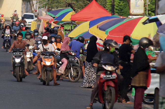 DIKONTROL: Pedagang yang berjualan di Jalan Sultan Agung. Pemkot Pasuruan tak melarang PKL berjualan di lokasi keramaian saat Ramadan nanti. (Foto: M Zubaidillah/Jawa Pos Radar Bromo)