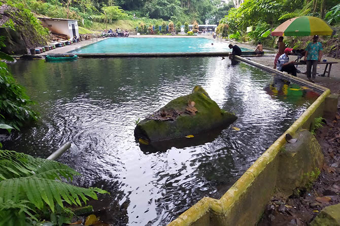DUA KOLAM: Pemandian alam Sumber Kemado memiliki dua kolam, yaitu untuk dewasa dan anak-anak. Pemandian ini dibangun sejak tahun 2018. (Rizal F. Syatori/Radar Bromo)