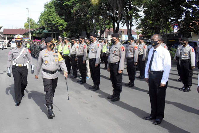 APEL: Anggota Polres Pasuruan Kota saat apel Nataru akhir tahun lalu. Dua pekan ke depan bakal digelar operasi keselamatan semeru selama dua pekan. (Dok. Radar Bromo)