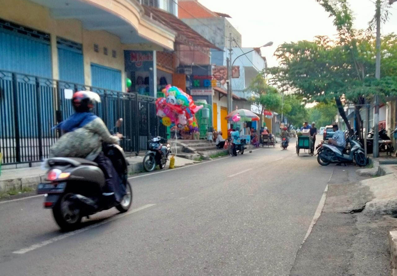 AKSES EKONOMI: Suasana di Jalan Sumatera saat pagi hari. Jalan ini bakal direhab dengan estimasi 300-400 meter. (Foto M Busthomi/Jawa Pos Radar Bromo)