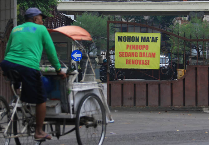 DALAM PROSES: Tulisan yang berisikan ada perbaikan Pendapa Kabupaten Pasuruan. Belakangan rencana rehab lapangan tenis di lingkungan pendapa, dibatalkan. (Foto: Dok. Radar Bromo)