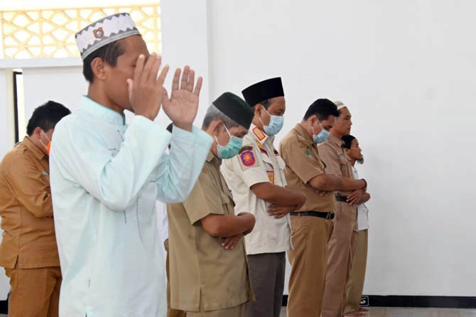 KIRIM DOA: Puluhan ASN menggelar salat gaib dan doa bersama di masjid kompleks perkantoran Pemkot Pasuruan. (Foto M Busthomi/Jawa Pos Radar Bromo)