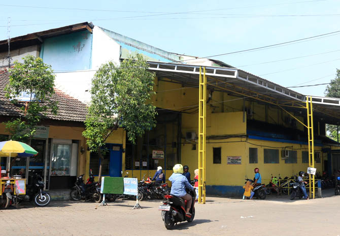ASET PEMKOT: Sejumlah warga berada di depan gedung Senkuko. Gedung aset Pemkot Pasuruan yang disewakan kepada Koperasi Pedagang Pasar Kebonagung, selama 30 tahun. (Foto: M Zubadilah/Jawa Pos Radar Bromo)