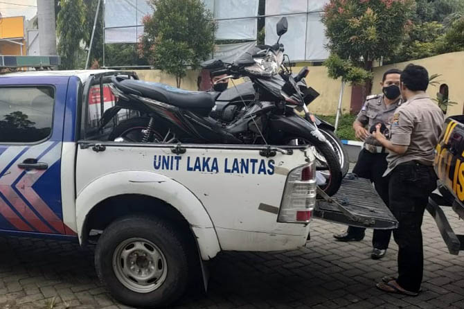 OLAH TKP: Polisi melakukan olah TKP kecelakaan kendaraan bermotor yang terjadi di  Jalan Raya Desa Sumberpoh, Kecamatan Maron, Senin (12/4). Mereka juga mengamankan barang bukti berupa dua sepeda motor. (Polsek Maron For Jawa Pos Radar Bromo)