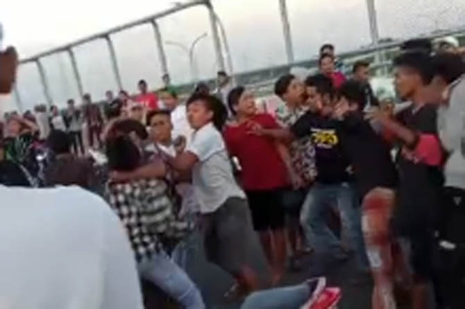 VIRAL: Screenshoot tawuran antarremaja di jembatan atas jembatan tol Clarak, Leces.