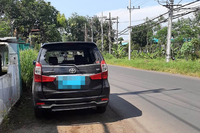KACA DIPECAH: Kondisi mobil Avanza warna hitam yang kaca bagian belakangnya dipecah. (istimeaw)