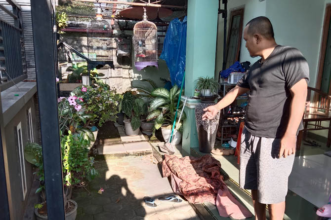 TKP: Dwi Candra Wibawa menunjukkan posisi terakhir Honda Vario miliknya diparkir sesaat sebelum dicuri. (Foto : Achmad Arianto/Jawa Pos Radar Bromo)