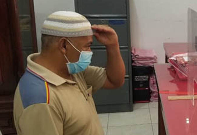 BAKAL TERDAKWA: Sdrn ketika diperiksa di Kejari Kabupaten Probolinggo. (Foto: dok Jawa Pos Radar Bromo)