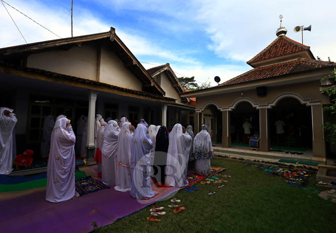 SALAT IED: Jamaah Aboge di Leces saat melaksanakan salat Ied, beberapa waktu lalu. (Foto: Zainal Arifin/Jawa Pos Radar Bromo)